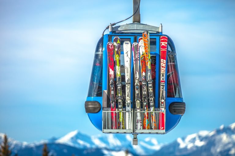 How to Rent Snowboarding Equipment for Your Trip Without Breaking the Bank